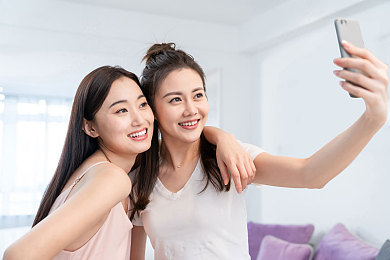动漫美女被 爆乳吸乳：动漫新番引争议，剧情尺度引思考-1