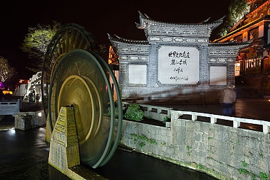 金发美女大战黑巨茎：探险奇遇：绿林卫士与怪草大战-2